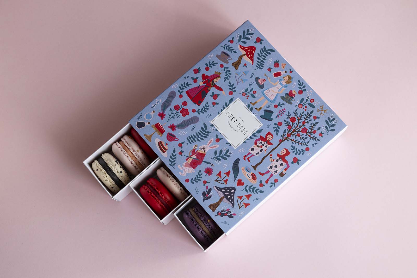 18 db-os macaron válogatás 'Wonderland' díszdobozban