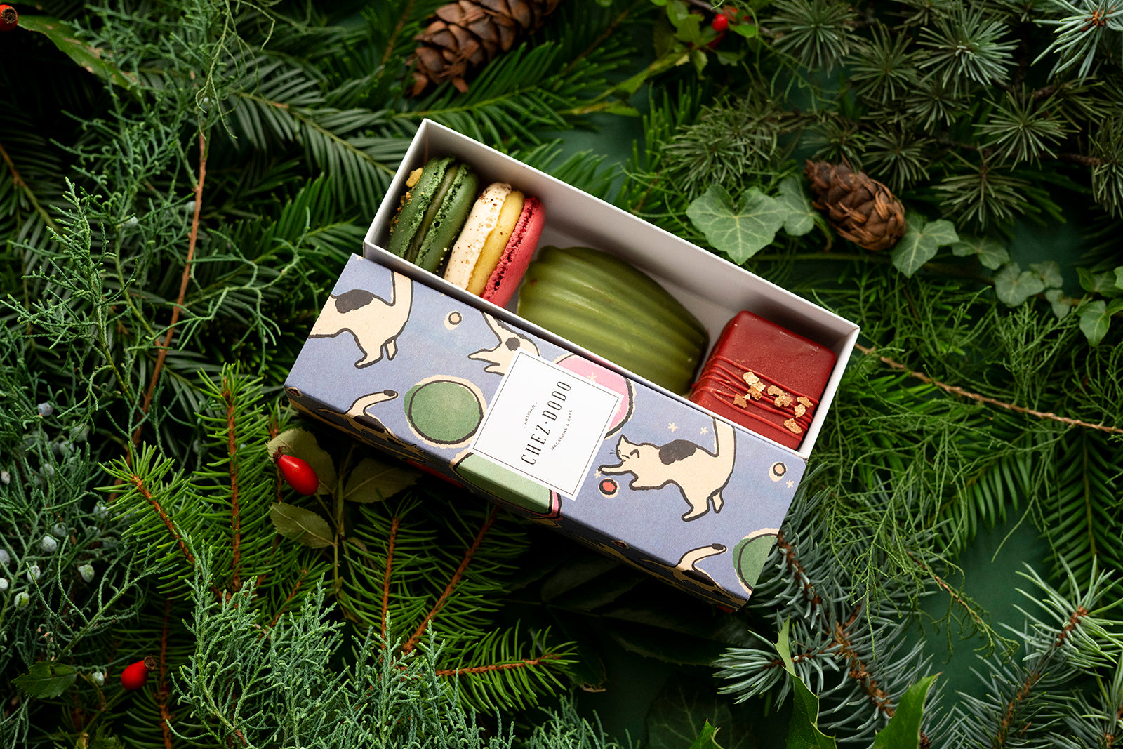 Ünnepi desszertválogatás 'Cats' díszdobozban kicsi (kék)