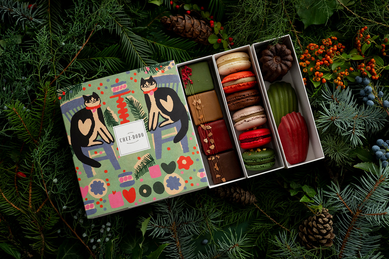 Ünnepi desszertválogatás 'Cats' díszdobozban közepes